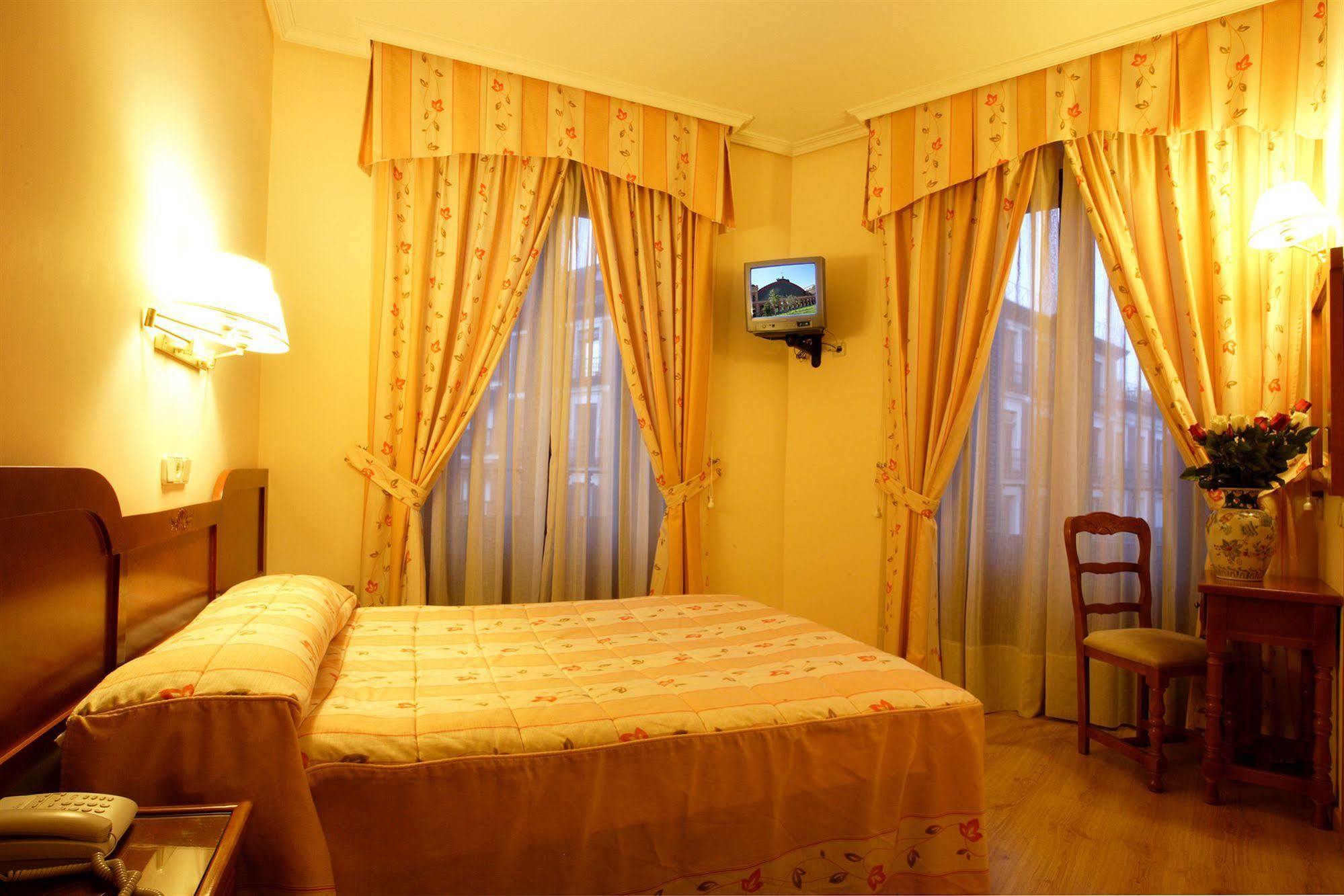 Hostal Sil & Serranos Madrid Eksteriør bilde