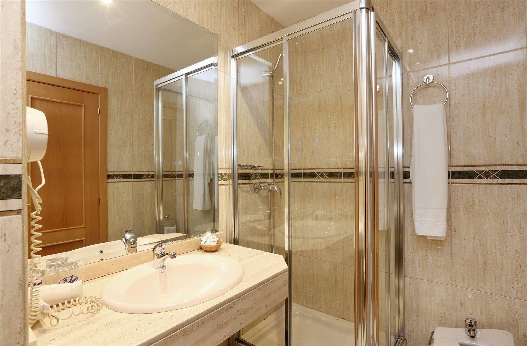 Hostal Sil & Serranos Madrid Eksteriør bilde